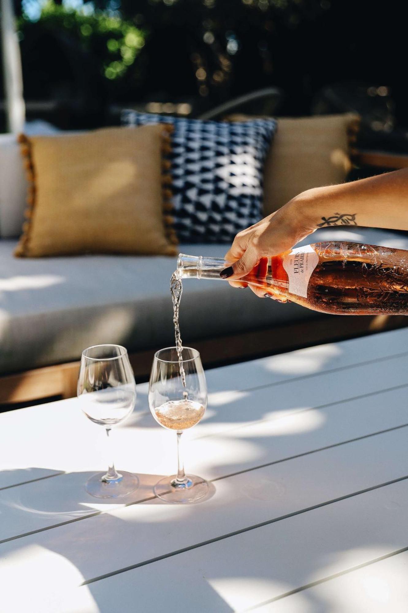 阿罗鹦鹉螺酒店 迈阿密海滩 外观 照片 Wine being poured