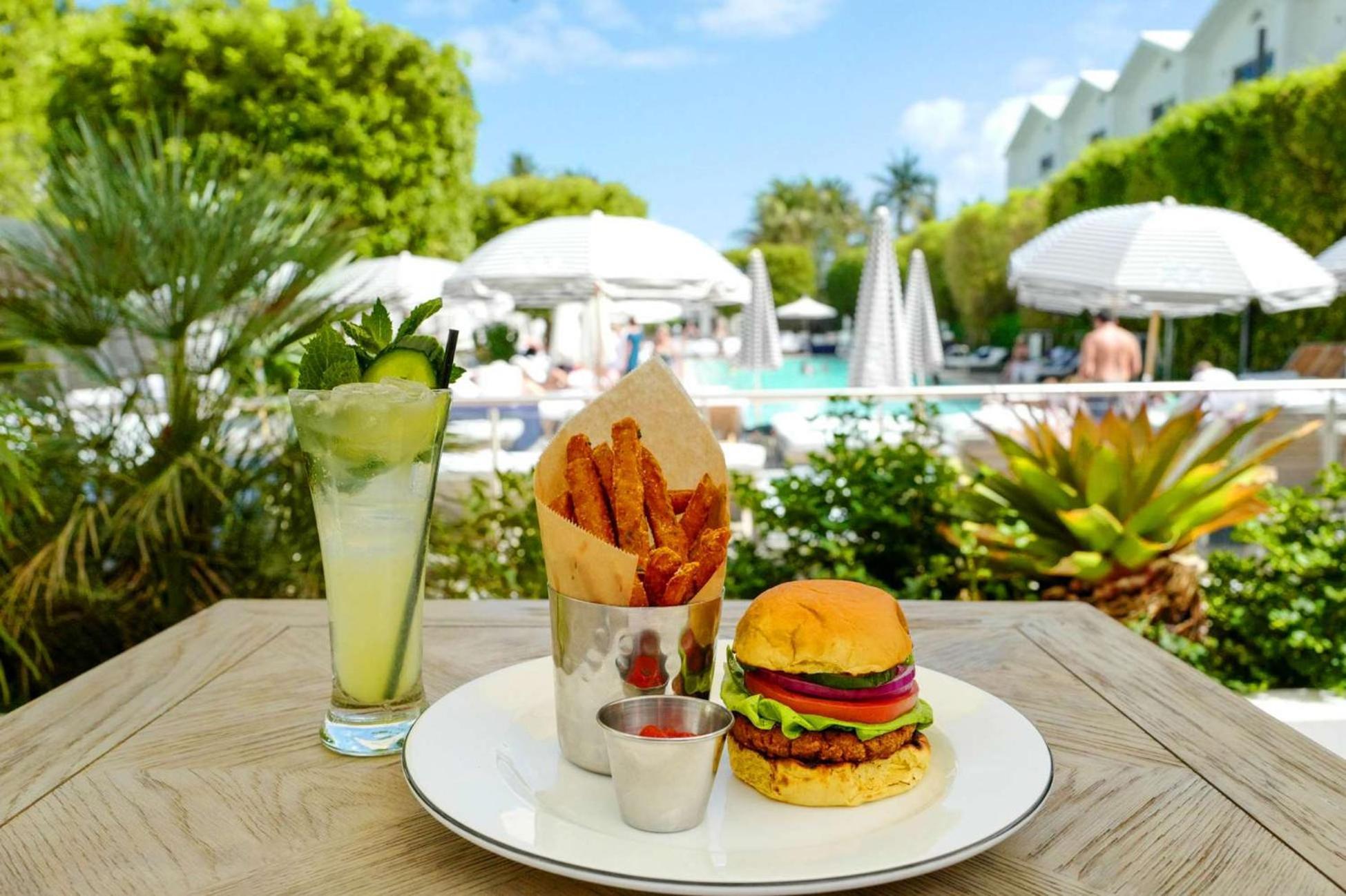 阿罗鹦鹉螺酒店 迈阿密海滩 外观 照片 A vegan burger at the Fontainebleau Hotel in Miami Beach, Florida